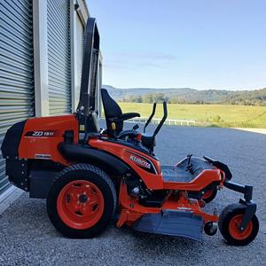 Achetez aujourd'hui une tondeuse à gazon Kubota ZD1011 Zeo pour des performances fiables, une construction robuste et une finition impeccable, idéale pour les grandes pelouses. - Product Image 1