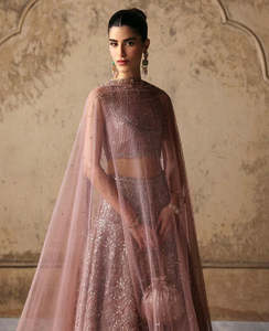 ชุดแต่งงานแบบดั้งเดิมของปากีสถานสไตล์โมเดิร์น งานฝีมือประณีต ตกแต่งด้วยลูกไม้สีทองพรีเมียม ประดับด้วยดีเทลระยิบระยับ ยาวกรอมพื้น - Product Image 6