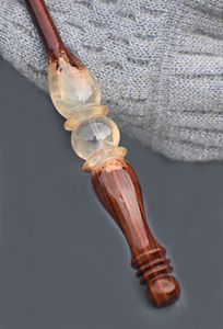 Crochet en palissandre fait main poignée ergonomique en résine époxy pour tricoter et crocheter - Product Image 4