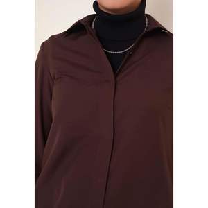 เสื้อเชิ้ตสีน้ำตาลตัดทรงรีคอปกคลาสสิก - Product Image 1