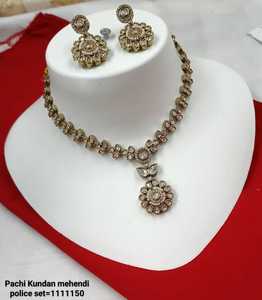 Fleur indienne élégante traditionnelle et à la mode ton or lourd Kundan perle collier ras du cou boucle d'oreille ensemble avec pour les femmes et les filles - Product Image 4