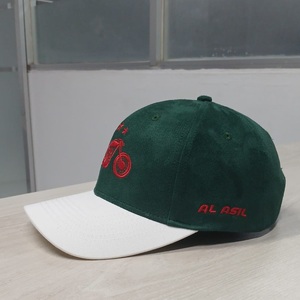 Casquette de baseball en daim à 6 panneaux avec logo brodé 3D personnalisé de haute qualité, logo sur le bord embossé et fermeture à boucle en cuir métallique - Product Image 4
