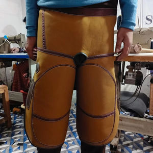 Tablier de maréchal-ferrant en cuir de buffle pleine fleur noir imprimé, pour l'entretien des chevaux, le soin des sabots, le travail du fer, l'équitation, séchage rapide - Product Image 1