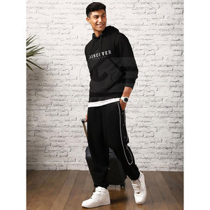 Pull à capuche imprimé pour hommes avec motif graphique coloré pour les amateurs de mode - Product Image 3