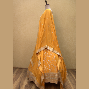 La mayoría de la venta de ropa étnica y accesorios de color naranja claro Georgette Lehenga con rico trabajo para todas las ocasiones del proveedor de la India - Product Image 3