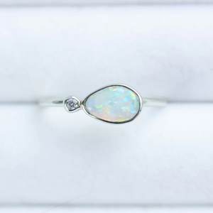 Anillo de Ópalo Etíope con Corte de Pera y Engaste de Bisel, Minimalista, Plata de Ley 925 Chapada en Oro, Joyería Fina para Compromiso y Boda para Mujer - Product Image 4