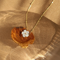 Collier pendentif fleur plaqué or en acier inoxydable 201 pour dames perle avec motif en forme de lettre et chaîne de corde