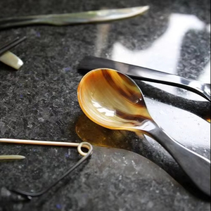 ESTA CUCHARA DE CUERNO BLANCO PULIDO DE CALIDAD para el hogar y el restaurante Uso en la cocina Tazón de estilo animal artesanal de la mejor calidad a la venta - Product Image 1