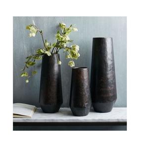 Vase à fleurs en métal classique offrant un design intemporel pour les besoins de décoration intérieure traditionnels et contemporains - Product Image 1