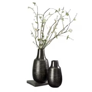 Vase moderne en métal fait à la main Pot de fleur décoratif élégant Accent artistique pour la maison pour la table et l'affichage intérieur - Product Image 6