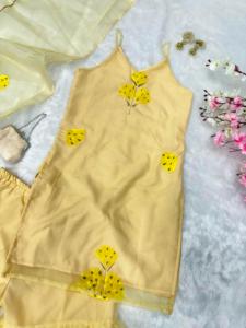 Costume Sharara en soie Chinon à la mode avec travail de luxe Dupatta Design Unique pour le prix de fête Inclure Soft Net - Product Image 2