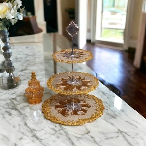 Soporte de pastel de resina de color blanco hecho a mano para cualquier ocasión auspiciosa Patrón de modelo de precio razonable - Product Image 2