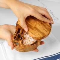 Salière en bois d'olivier |   Accessoires de cuisine et de table tunisiens |   Marque privée