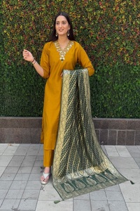 Grand ensemble élégant et droit de pantalon Kurti Dupatta Collection ethnique indienne opulente pour la vente en gros B2B et les cadeaux d'entreprise - Product Image 2