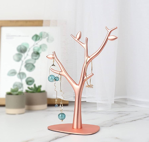 Présentoir à bijoux en métal moderne, élégant et minimaliste pour la décoration intérieure et la boutique de détail disponible au prix de gros - Product Image 4