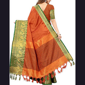 Saree en coton imprimé pour femme avec des motifs d'inspiration naturelle doux au toucher et chemisier inclus parfait pour un usage quotidien confortable - Product Image 6