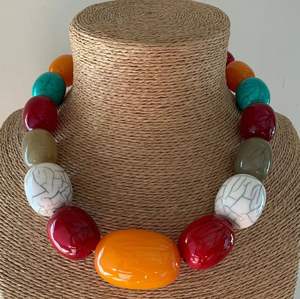 Collier élégant en perles de résine, motif floral et de modèle sur le thème de l'art, idéal pour les cadeaux - Product Image 4