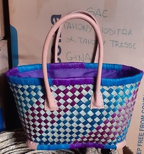 กระเป๋าถือสานมือจากหญ้าทะเลสำหรับฤดูร้อน พร้อมหูหิ้วหนัง ปิดแบบเปิดและเชือกรูด ตกแต่งด้วยงานปัก - Product Image 1