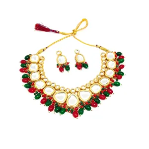 Ensemble Kundan rouge et vert avec boucles d'oreilles plaquées or, bijoux fins ornés de perles et de diamants pour mariages, fêtes, cadeaux, en laiton - Product Image 4