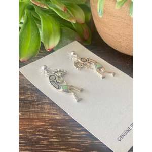 Pendientes Colgantes Kokopelli Hechos a Mano por Artesanos Navajo, Diseño de Gota con Turquesa Kingman y Plata de Ley, con Forma de Animal - Product Image 3