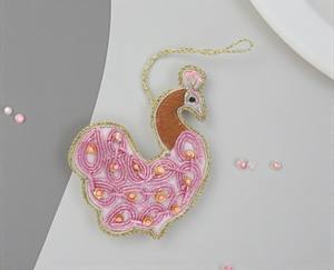 Ornement suspendu Zari à motif paon ethnique – Broderie artisanale pour Noël, mariages et décorations culturelles - Product Image 3