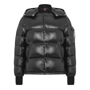 Blouson matelassé moderne pour homme conçu pour la chaleur hivernale avec un rembourrage durable et une performance de port en extérieur fluide - Product Image 1