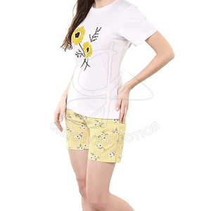 Conjunto de verano de dos piezas de algodón 100% cómodo para mujer Camisetas y pantalones cortos de cuello redondo personalizables con agujero decorativo - Product Image 3