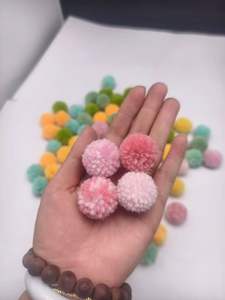 Assortiment de pompons pour les arts et l'artisanat, nuances dégradées, boules de pompons pour les fournitures de <span class=keywords><strong>loisirs</strong></span> et les jouets en pâte créative, pompons pour la fabrication de couronnes. - Product Image 4