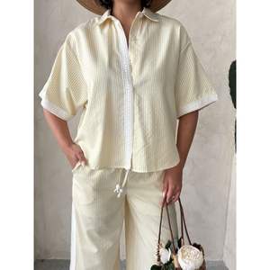 Conjunto Elegante de Camisa a Rayas con Detalle de Encaje para Mujer - Product Image 5