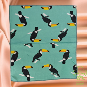 Carré de poche Crow 100% coton certifié biologique vert et noir avec coutures centrales - Product Image 2