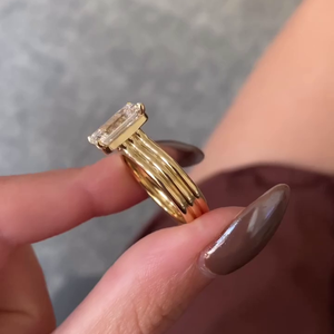 Bague de fiançailles pour femme avec diamant de laboratoire taille émeraude couleur F de 3,50 carats et bande à trois tours, certifiée IGI - Product Image 4