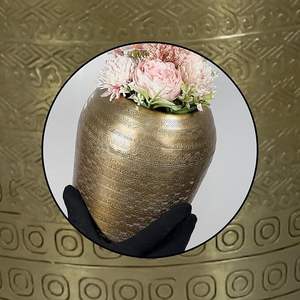 Nouvel arrivage Vase à fleurs décoratif en aluminium noir et or couleur texturée Pot de fleurs de style classique pour dessus de table - Product Image 2