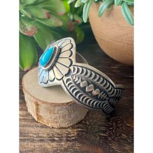 Bracelet manchette en argent sterling avec turquoise Sleeping Beauty, fait main par des artisans Navajo - Product Image 4