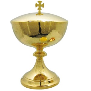 Recipiente litúrgico moderno de dos tonos martillado de ciborio chapado en oro y plata para Misa de iglesia y comunión a la venta - Product Image 3
