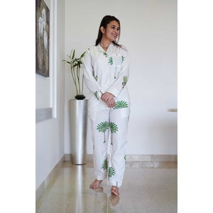 Conjunto de Pijama Lujoso Tejido a Mano con Cintura Elástica y Botones, Camisas de Dormir Suaves con Estampado de Palmeras para Familias, Ropa de Casa Sostenible Odem - Product Image 1