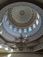 Mosquée en marbre blanc au design traditionnel, imperméable et durable, avec dômes sculptés à la main et mur en pierre pour cour, à fixer au mur