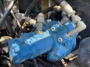 Moteur et pompe hydraulique de la mini excavatrice 57 HP de Hyundai - Product Image 4