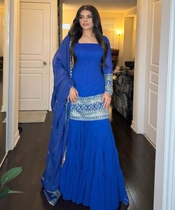 Hợp thời trang Rayon lễ hội mặc kurti với in hoa rực rỡ và tussle chi tiết TOP sharara dupatta thiết lập. - Product Image 1