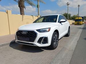 AUDI Q5 de segunda mano, SUV de 2.0L, transmisión manual/automática AWD con neumáticos R20, asientos de cuero de dirección hidráulica, Interior oscuro, 2022, - Product Image 2
