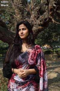 Blusa digital con estampado floral de gasa suave y suave sin peso de Sari de moda de última colección con trabajo de piedra Siroski a la venta - Product Image 4