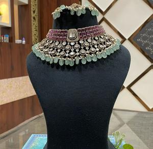 Ensemble de collier et boucles d'oreilles de qualité supérieure plaqué or, aspect Kundan, pour collection de vêtements de mariage pour femmes - Product Image 1