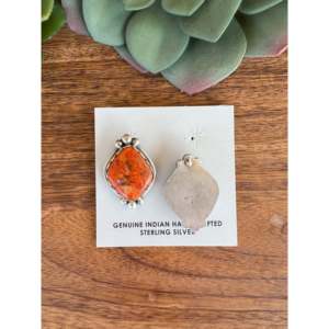 Pendientes de botón hechos por Navajoos en oro de 14K y 18K con coral rojo, plata de ley y diamantes, con engaste de bisel en forma de corazón geométrico - Product Image 4