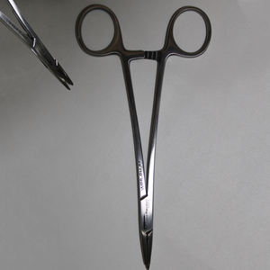 Pinza portaagujas de madera Crile, todo tipo de pinzas quirúrgicas Mayo y Hegar - Product Image 1