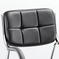 Chaise de visiteur en cuir PVC noir avec siège et dossier rembourrés, accoudoirs recouverts et structure à quatre pieds chromés pour les zones de réception