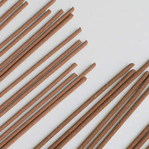 Set de Regalo de Incienso Tradicional [Set Bosque (Ciprés Hinoki y Madera de Cedro) + Porta Incienso Loto Verde] - Product Image 5