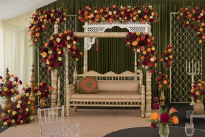 Precioso Columpio de ceremonia Haldi con temática de jardín, Columpio de boda de madera tallada pesada, Columpio de boda de tendencia para función Haldi India - Product Image 2