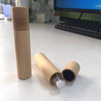 Bouteille à rouleaux en bois de bambou personnalisée de 3ml 5ml 10ml bouteille en verre à rouleaux avec sac en toile de jute pour emballage cosmétique