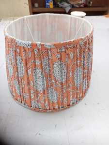 โคมไฟผ้าฝ้ายงาช้าง Ikat ทำด้วยมือหรูหราสำหรับในร่มโคมไฟตั้งโต๊ะโคมไฟกรอบแหวน - Product Image 2