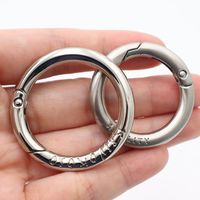 30 ans d'expérience dans la fourniture de ressorts métalliques en forme de O, mousquetons circulaires personnalisés en alliage de zinc de haute qualité de 38 mm, fermoirs métalliques en forme de O