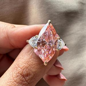 แหวนหมั้นเพชรทรงมาร์ควิส 4 กะรัต สีชมพู เพชรเลี้ยงในห้องปฏิบัติการ ประดับเพชรสามเม็ด ตัวเรือนทอง 14k ผลิตโดยผู้ผลิตเครื่องประดับเพชรที่ได้รับการรับรอง - Product Image 4
